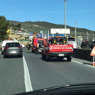 Taggia: principio d'incendio ad un'auto sulla strada verso la A10, intervento dei Vigili del Fuoco