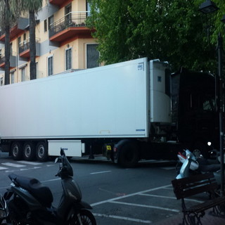 Ventimiglia: bilico azzarda una manovra provocando un sinistro, centro città resta bloccato