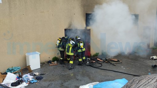 Imperia: incendio alle 'case parcheggio' di via Airenti, sul posto i Vigili del Fuoco (Foto e Video)