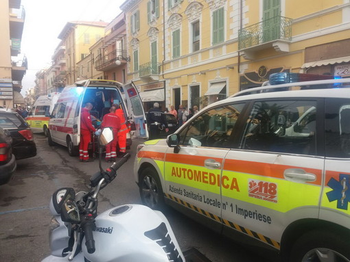 Bordighera: macchina investe due coniugi in via Vittorio Emanuele, portati in ospedale a Sanremo