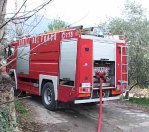 Incendi in Valle Arroscia: stanotte intervento di Vigili e Carabinieri per salvare due cani in un casolare