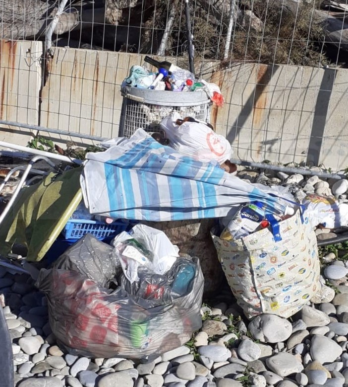 Spiaggia libera in zona Giunchetto piena di immondizia: lettrice chiede un intervento di pulizia