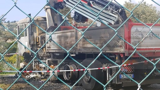 Sanremo: incendio questa notte a un camion di 'Sanremo Piante' in via Semeria, intervento dei Vigili del Fuoco
