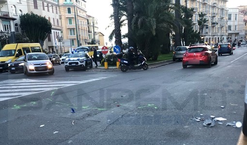 Sanremo: scontro tra due scooter in corso Orazio Raimondo, 20enne trasportato in ospedale (Foto) Sanremo: scontro tra due scooter in corso Orazio Raimondo, 20enne trasportato in ospedale (Foto)