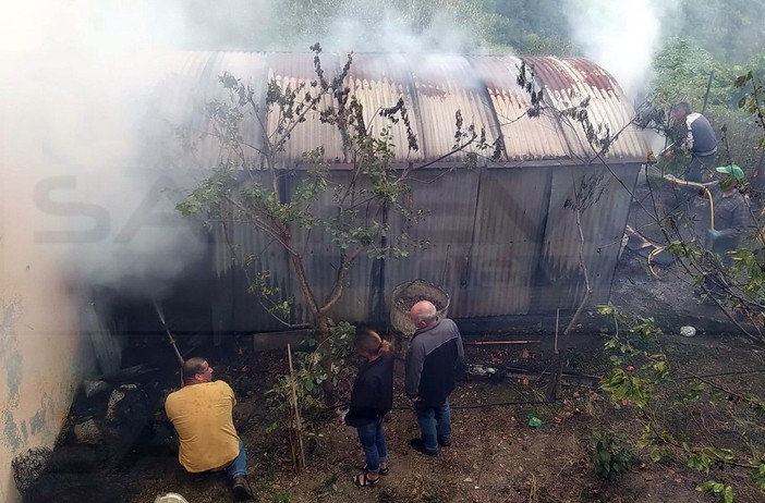 Bajardo: a fuoco un magazzino all'interno del paese, pronto intervento dei Volontari Aib e dei Vvf (Foto) Bajardo: a fuoco un magazzino all'interno del paese, pronto intervento dei Volontari Aib e dei Vvf (Foto)