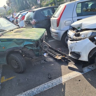 Sanremo: incidente sul lungomare Calvino, nessun ferito ma due auto quasi distrutte (Foto)