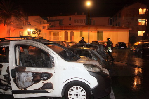 Vallecrosia: incendio in via San Vincenzo, rogo partito dall'auto di un agente della Municipale Vallecrosia: incendio in via San Vincenzo, rogo partito dall'auto di un agente della Municipale