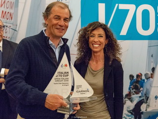 Alberto Rossi riceve il Trofeo Garmin e lo smartwatch Quatix 5 durante la premiazione della Garmin Cup