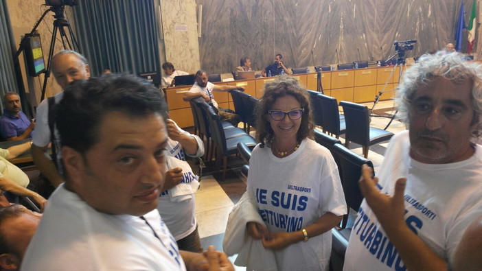 Imperia: i dipendenti della TraDeCo in Consiglio con la maglietta 'Je suis netturbino' (Foto) Imperia: i dipendenti della TraDeCo in Consiglio con la maglietta 'Je suis netturbino' (Foto)