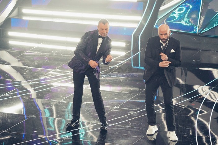 John Travolta sul palco dell'Ariston con Amadeus John Travolta sul palco dell'Ariston con Amadeus