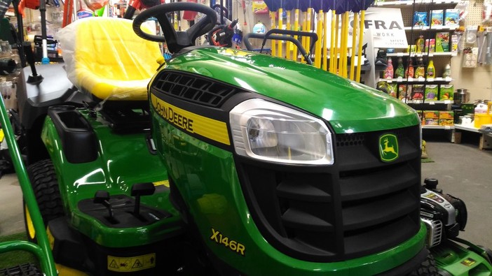 Benza diventa unico rivenditore autorizzato tra Imperia e Savona del marchio 'John Deere', primo costruttore al mondo di prodotti per la cura del giardinaggio Benza diventa unico rivenditore autorizzato tra Imperia e Savona del marchio 'John Deere', primo costruttore al mondo di prodotti per la cura del giardinaggio