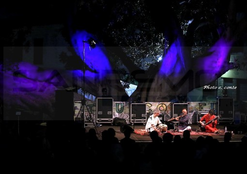 Bordighera: grande partecipazione di pubblico ieri all'Arena della Scibretta per il Jugalbandi Trio (Foto e Video)