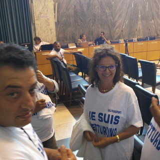 Imperia: i dipendenti della TraDeCo in Consiglio con la maglietta 'Je suis netturbino' (Foto) Imperia: i dipendenti della TraDeCo in Consiglio con la maglietta 'Je suis netturbino' (Foto)