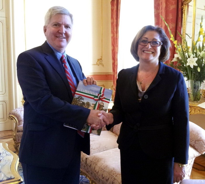 Imperia: il Prefetto Fiamma Spena ha ricevuto il Console Generale degli Stati Uniti d'America a Milano Dr. Kyle R. Scott Imperia: il Prefetto Fiamma Spena ha ricevuto il Console Generale degli Stati Uniti d'America a Milano Dr. Kyle R. Scott