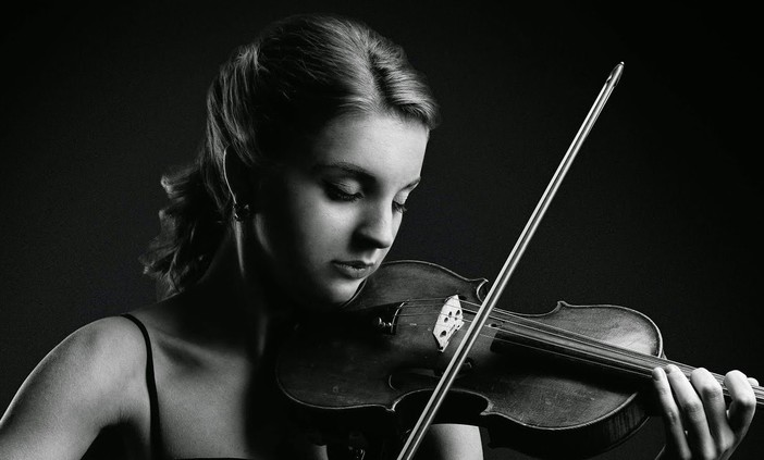 Esibizione della violinista Ksenia Milas al Teatro dell'Opera del Casinò