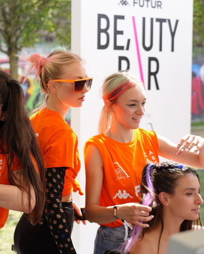 Torino: ‘Kappa futurfestival’, con 40 giovani nel beauty bar della vip lounge nascono le tendenze make-up & hair della ‘Generazione Z’ Torino: ‘Kappa futurfestival’, con 40 giovani nel beauty bar della vip lounge nascono le tendenze make-up & hair della ‘Generazione Z’