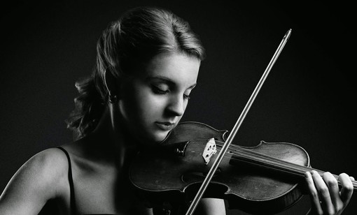 Esibizione della violinista Ksenia Milas al Teatro dell'Opera del Casinò