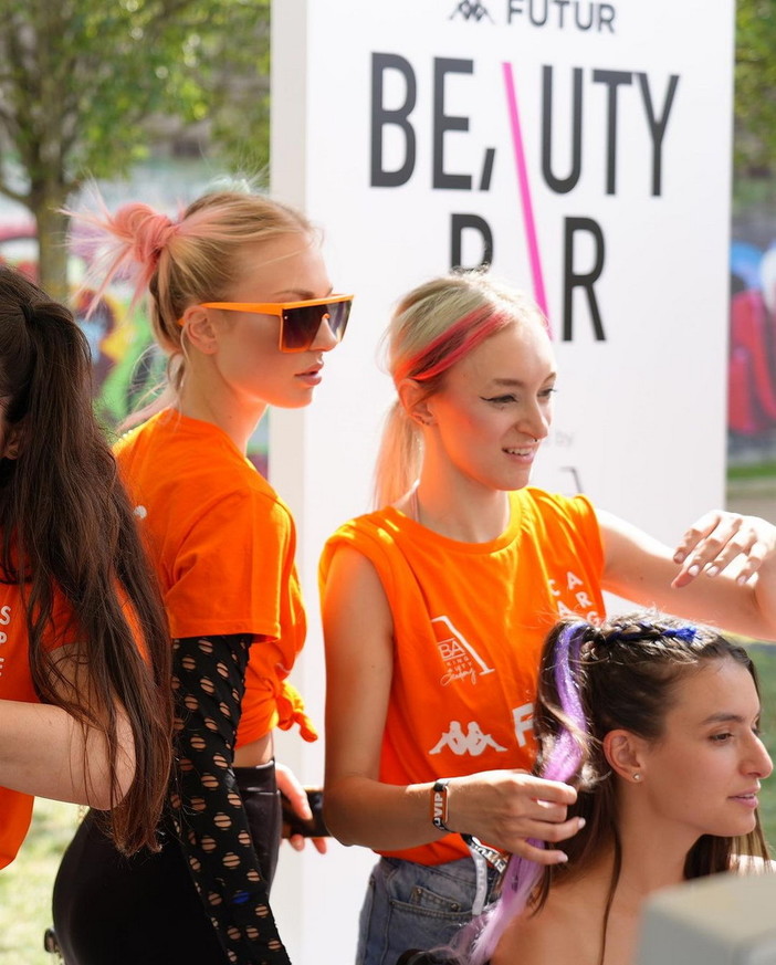 Torino: ‘Kappa futurfestival’, con 40 giovani nel beauty bar della vip lounge nascono le tendenze make-up & hair della ‘Generazione Z’ Torino: ‘Kappa futurfestival’, con 40 giovani nel beauty bar della vip lounge nascono le tendenze make-up & hair della ‘Generazione Z’