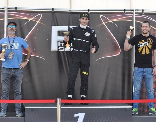 Il pilota sanremese Kevin Liguori festeggia la vittoria a Cremona Il pilota sanremese Kevin Liguori festeggia la vittoria a Cremona