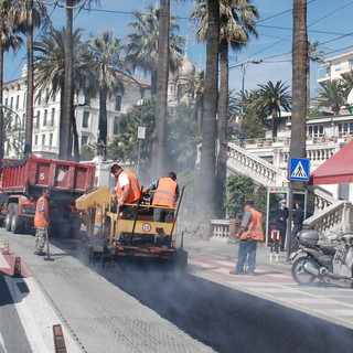 Sanremo: proseguono i i lavori di pavimentazione in piazza Colombo e via Roma Sanremo: proseguono i i lavori di pavimentazione in piazza Colombo e via Roma