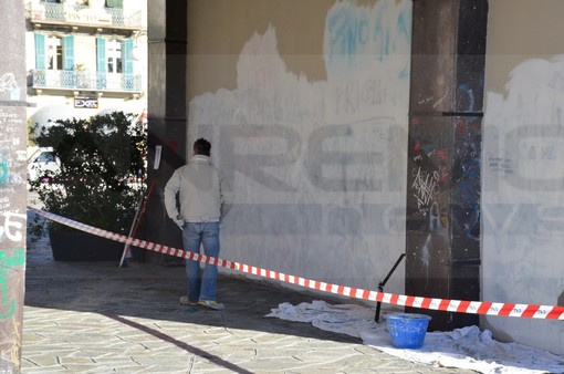 Sanremo: iniziati questa mattina i lavori di restauro del solettone dopo i danni commessi dai soliti incivili