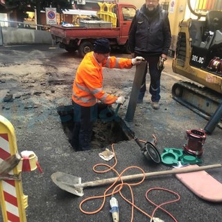 Imperia: guasto a un tubo dell'Amat stanotte sotto i portici di via Unione, intervento in corso dalle 3 (Foto)