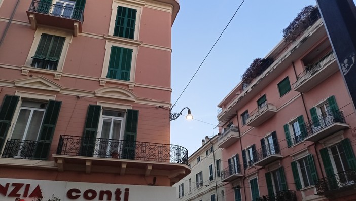 Bordighera, lampione malfunzionante crea disagi a pedoni e viabilità (Video) Bordighera, lampione malfunzionante crea disagi a pedoni e viabilità (Video)
