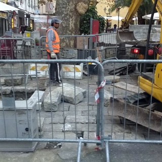 Sanremo: iniziato il lavoro di sistemazione delle 'ciappe' in piazza Eroi Sanremesi dove era presente l'edicola