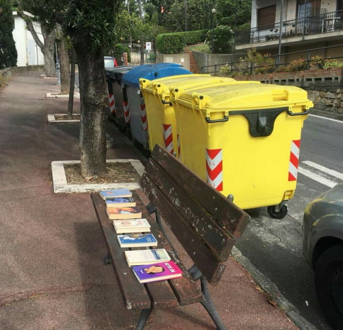 Imperia: libri su una panchina in corso Roosevelt, Antonio Russo "Sedetevi e leggete!" (Foto)