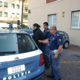 Ventimiglia: gli agenti della Polizia di Frontiera arrestano un passeur che lavorava con il 'paghi 2 e prendi 3' Ventimiglia: gli agenti della Polizia di Frontiera arrestano un passeur che lavorava con il 'paghi 2 e prendi 3'