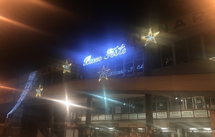 Sanremo: anche al Mercato Annonario si respira aria festa con le luminarie natalizia (Foto) Sanremo: anche al Mercato Annonario si respira aria festa con le luminarie natalizia (Foto)