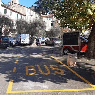 Vallebona: ricollocata la fermata del bus per facilitare i passeggeri e spostato il park delle moto (Foto)