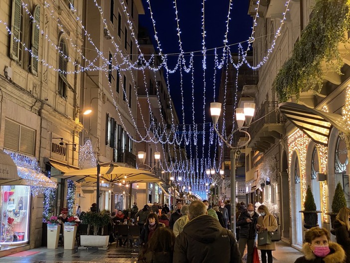 Coronavirus: dopo l'assalto ai negozi del weekend in arrivo una possibile nuova restrizione per Natale e Capodanno Coronavirus: dopo l'assalto ai negozi del weekend in arrivo una possibile nuova restrizione per Natale e Capodanno