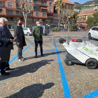 Ventimiglia: 100% elettrica e silenziosa, ecco la nuova macchina per lavare i marciapiedi e le strade di notte (Foto) Ventimiglia: 100% elettrica e silenziosa, ecco la nuova macchina per lavare i marciapiedi e le strade di notte (Foto)