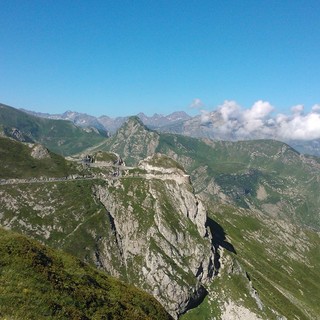 Alta Via del Sale: il bilancio dei flussi in estate, passaggi di auto e moto in aumento sulla strada ex-militare