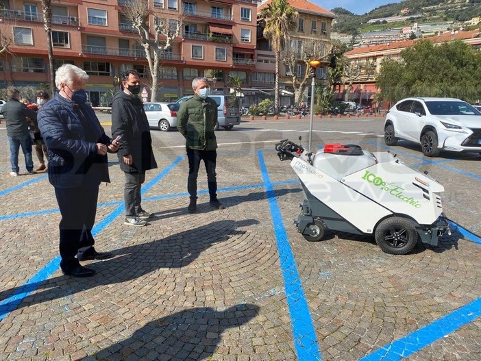 Ventimiglia: 100% elettrica e silenziosa, ecco la nuova macchina per lavare i marciapiedi e le strade di notte (Foto) Ventimiglia: 100% elettrica e silenziosa, ecco la nuova macchina per lavare i marciapiedi e le strade di notte (Foto)