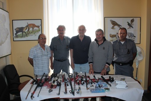 Ventimiglia: la Provincia dona alla Spes Auser 20 canne da pesca sequestrate Ventimiglia: la Provincia dona alla Spes Auser 20 canne da pesca sequestrate