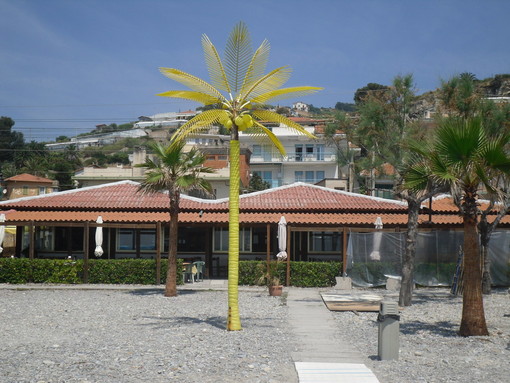 Spiagge e commercio in ginocchio da Ventimiglia a Bordighera: stabilimenti quasi deserti, colpa di crisi e meteo