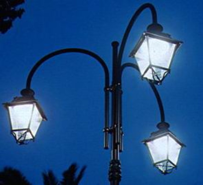 Imperia: lampioni accesi giorno e notte, la segnalazione di un lettore