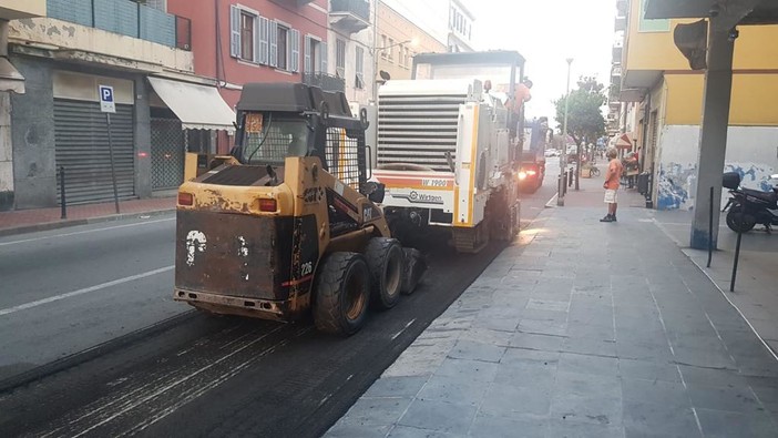 Ventimiglia: iniziati i lavori di asfaltatura di corso Genova, previsti anche in altre zone della città (Foto)