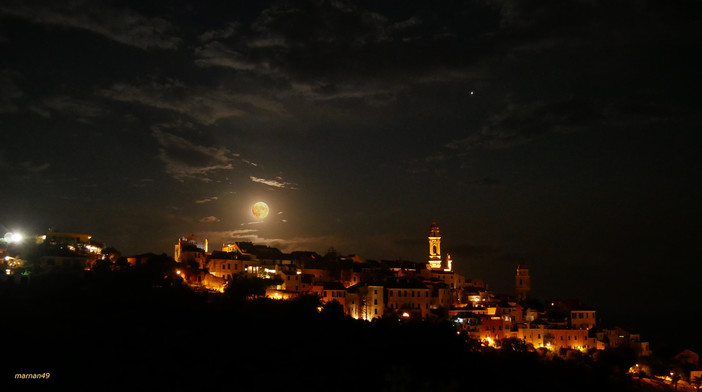 La 'luna blu' nel cielo di Cervo La 'luna blu' nel cielo di Cervo