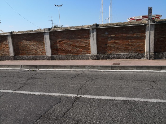 Imperia: ordinanza del sindaco Claudio Scajola per la demolizione del muro di cinta di via San Lazzaro Imperia: ordinanza del sindaco Claudio Scajola per la demolizione del muro di cinta di via San Lazzaro