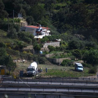 Sanremo: con l'elicottero per montare una nuova antenna per la telefonia a San Giovanni, in arrivo il '5G'? (Foto e Video) Sanremo: con l'elicottero per montare una nuova antenna per la telefonia a San Giovanni, in arrivo il '5G'? (Foto e Video)