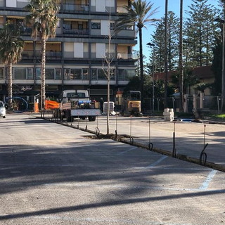 Bordighera: ripresi dopo le feste i lavori sulla piazza della stazione, c'è un intoppo per una fognatura privata (Foto)