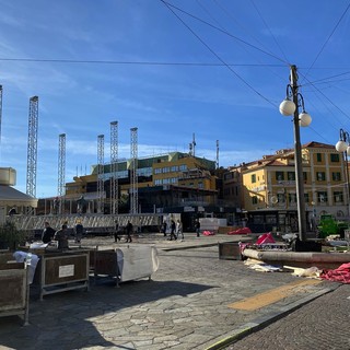 L'allestimento del palco, il 12 febbraio dello scorso anno in piazza Colombo