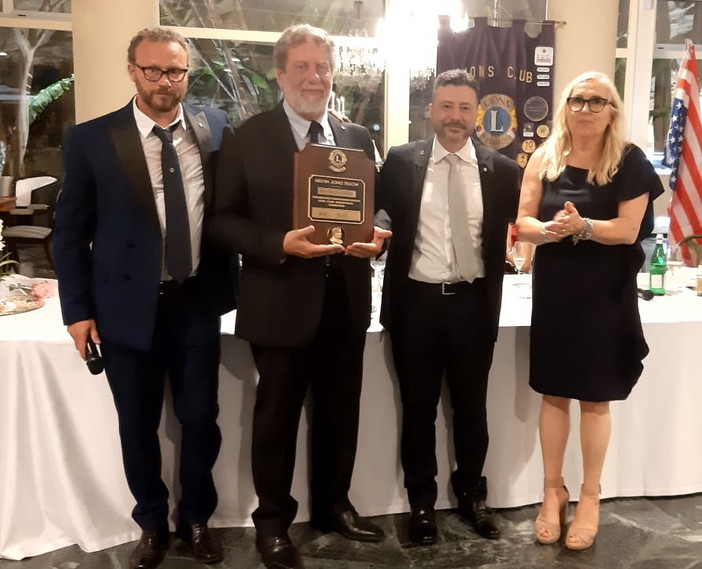 Bordighera: Fabrizio Condrò ha passato il testimone del Lions Club Otto Luoghi a Maura Lanteri