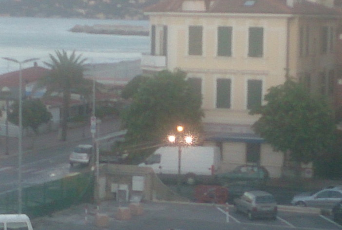 Ventimiglia: lampioni accesi durante il giorno, la mail e la foto di un nostro lettore indignato