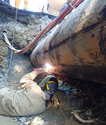 Imperia: giornata di duro lavoro per gli operai di Rivieracqua ma alla fine il guasto è stato riparato (Foto)