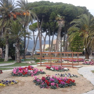 Ventimiglia: buone notizie per bimbi e genitori, nuovi fiori e giochi migliorati ai giardini pubblici ‘Tommaso Reggio’