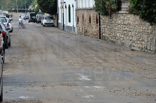 Sanremo: dopo la pioggia di stanotte lungomare di Bussana nuovamente invaso dai detriti